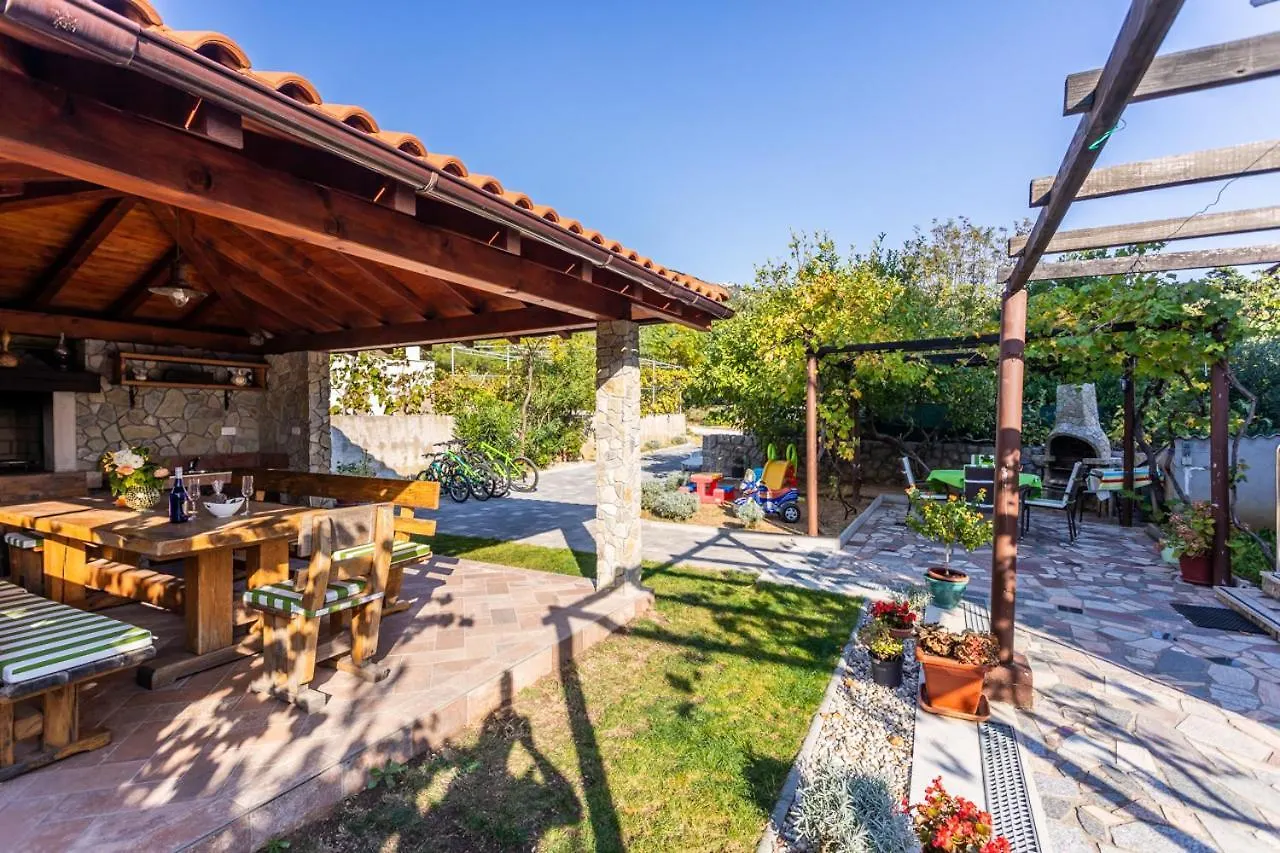 Apartmani Velnic 2 Baska  Croatia